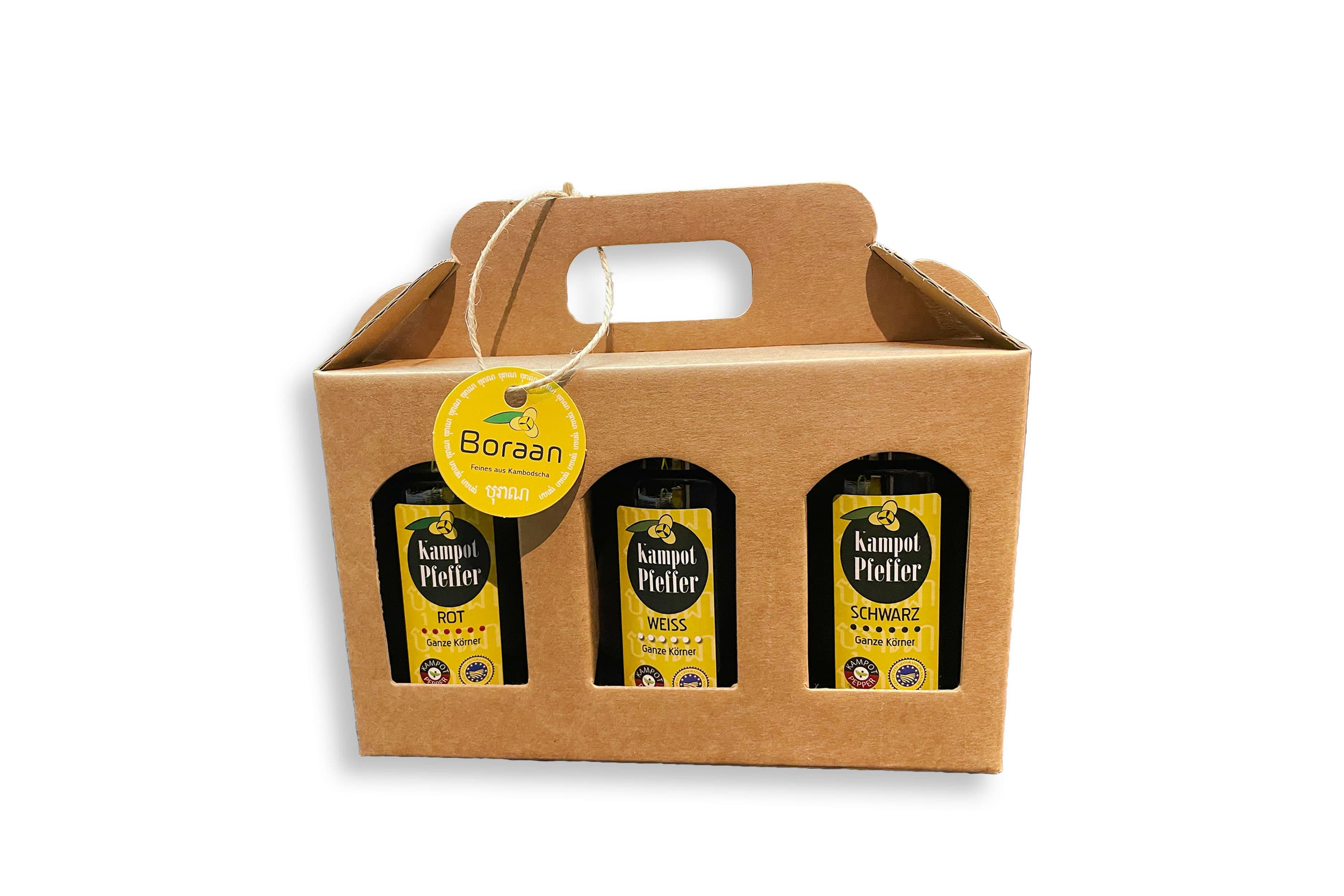 Offener Geschenkträger aus Kraftpapier mit drei Pfefferflaschen, verschnürt mit einem Boraan-Anhänger