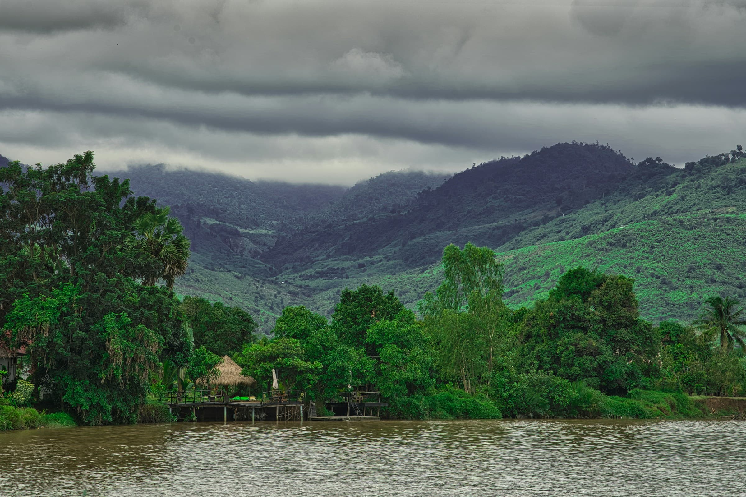 Der Kampot River mit dem wolkenverhangenen Bokor-Gebirge im Hintergrund